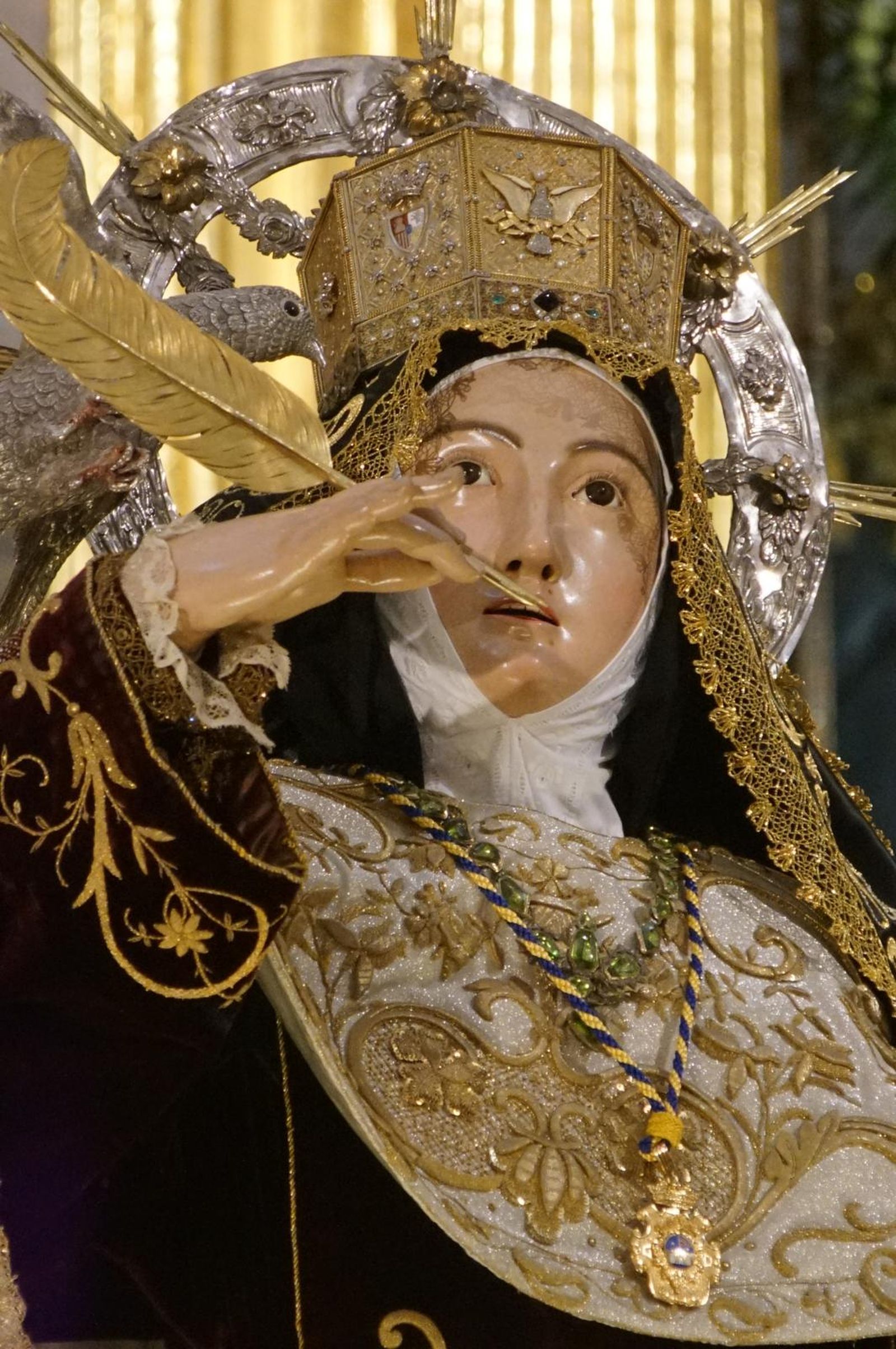 Santa Teresa se despide de los albenses bajo la lluvia