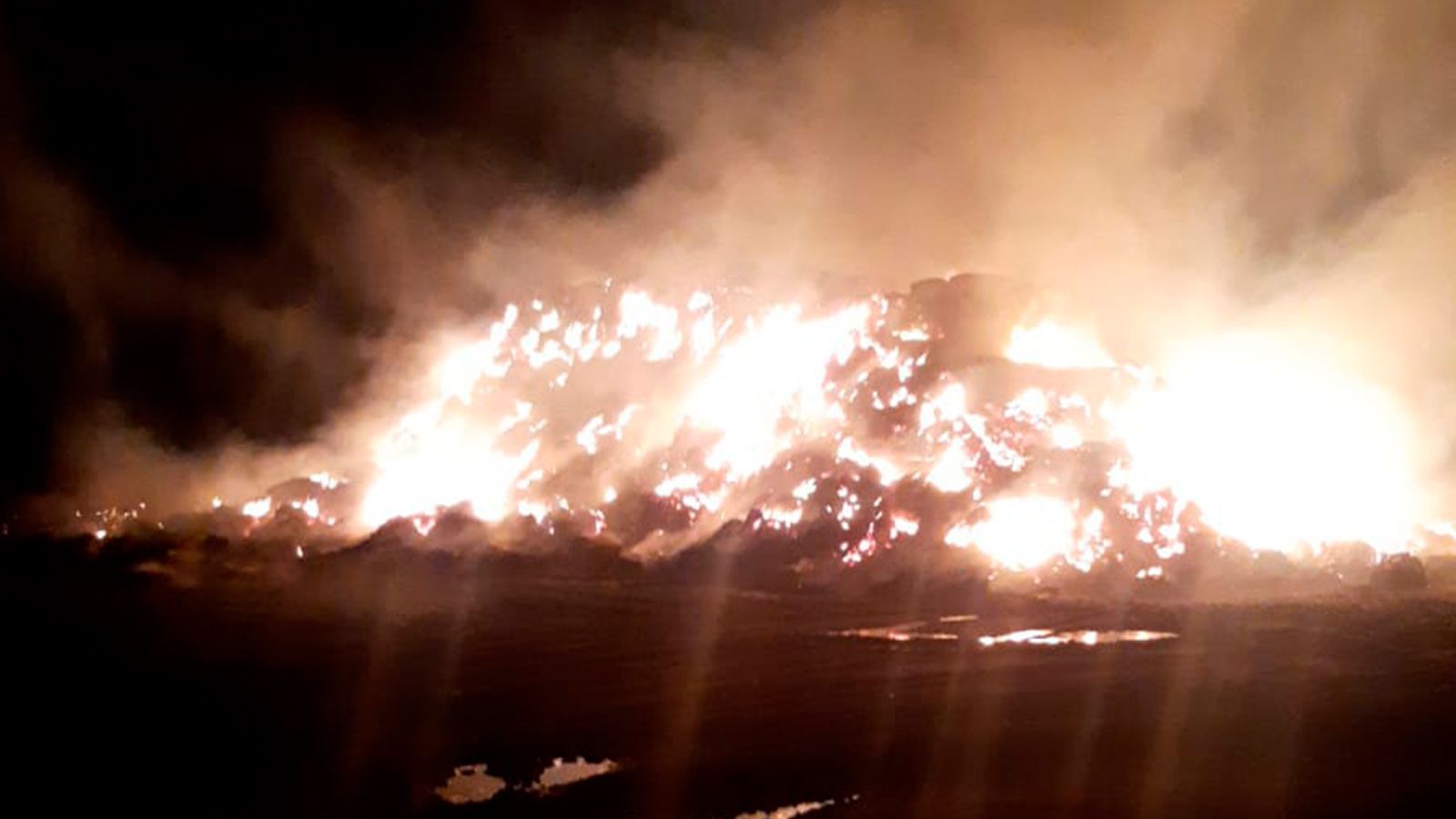 Incendio en un montón de pacas de pajas en Paradinas de San Juan