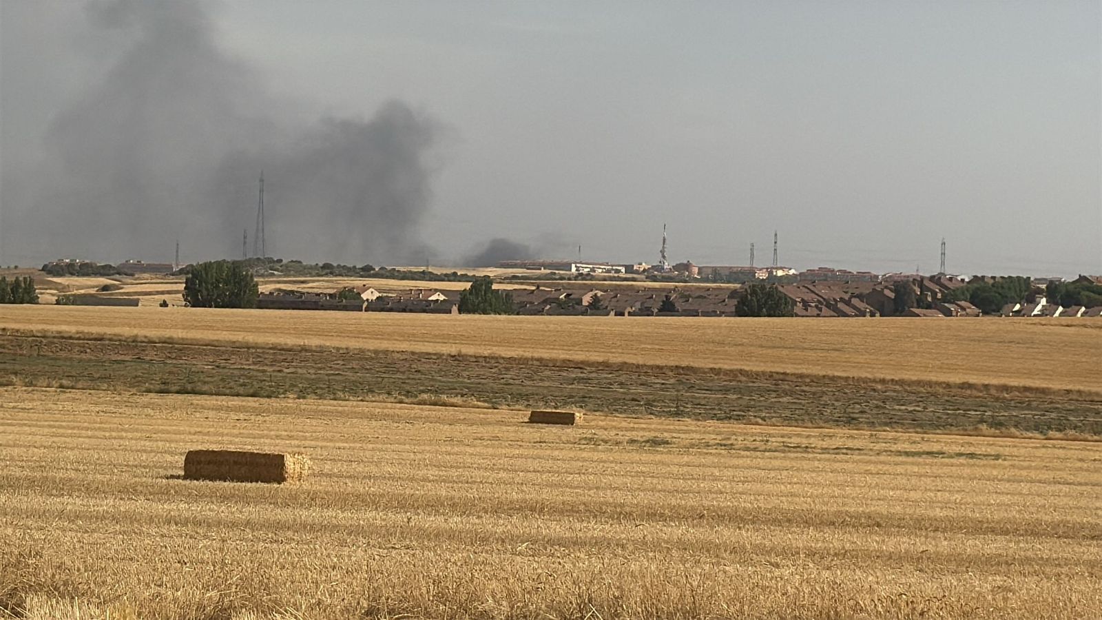 Los bomberos sofocan un gran incendio en el Polígono Industrial de Los Montalvos