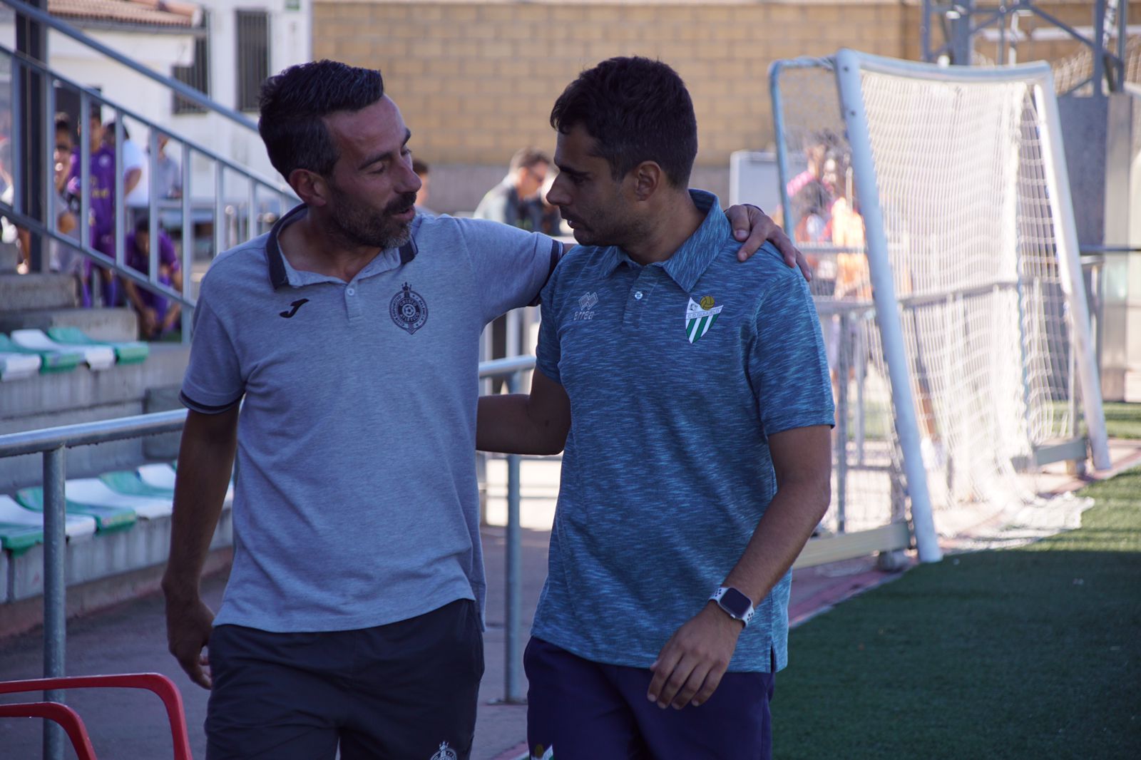 Mario Sánchez y Chuchi Jorqués se saludan antes del partido | FOTO SALAMANCA24HORAS.COM