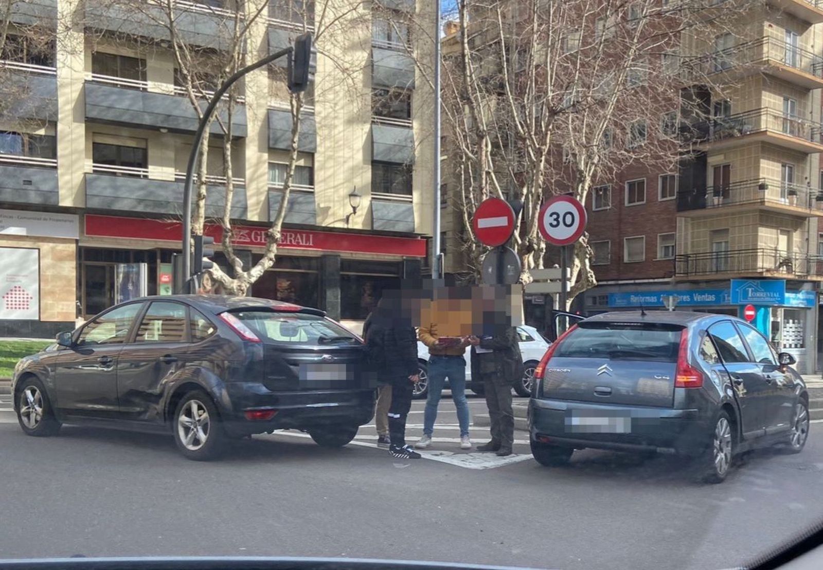 Colisión entre dos vehículos en la rotonda de la Unión Deportiva Salamanca. Foto de archivo