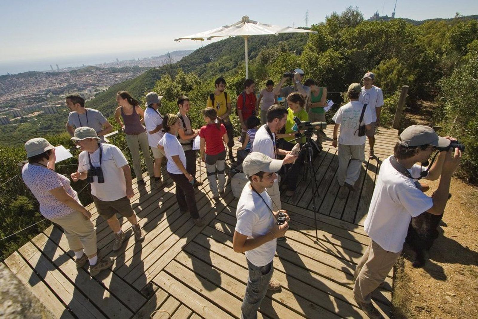 Asistentes a un evento de turismo ornitológico, antes de la pandemia. | FOTO: EP