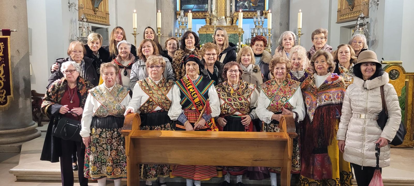 Representantes de las Águedas tras la celebración de la misa