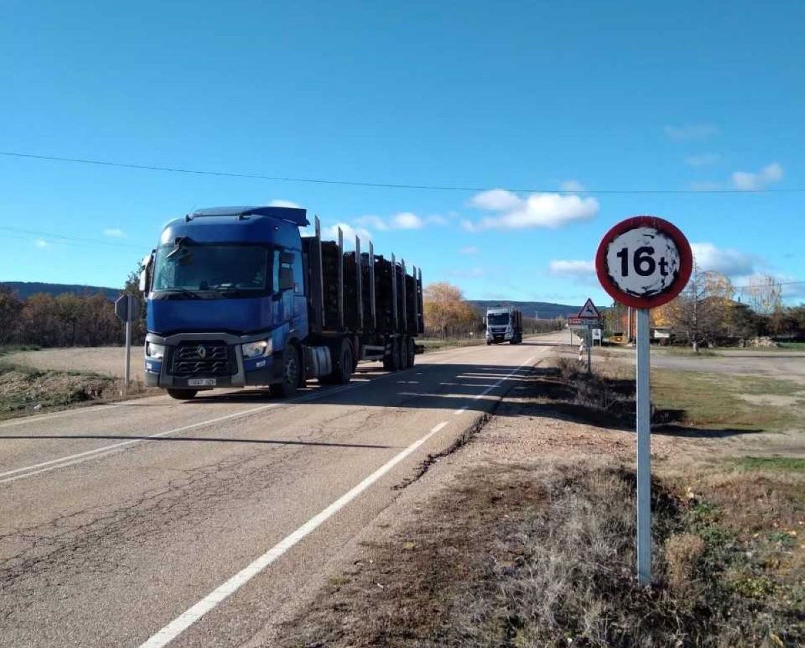 Camión de gran tonelaje en la carretera de Ferreras de Abajo
