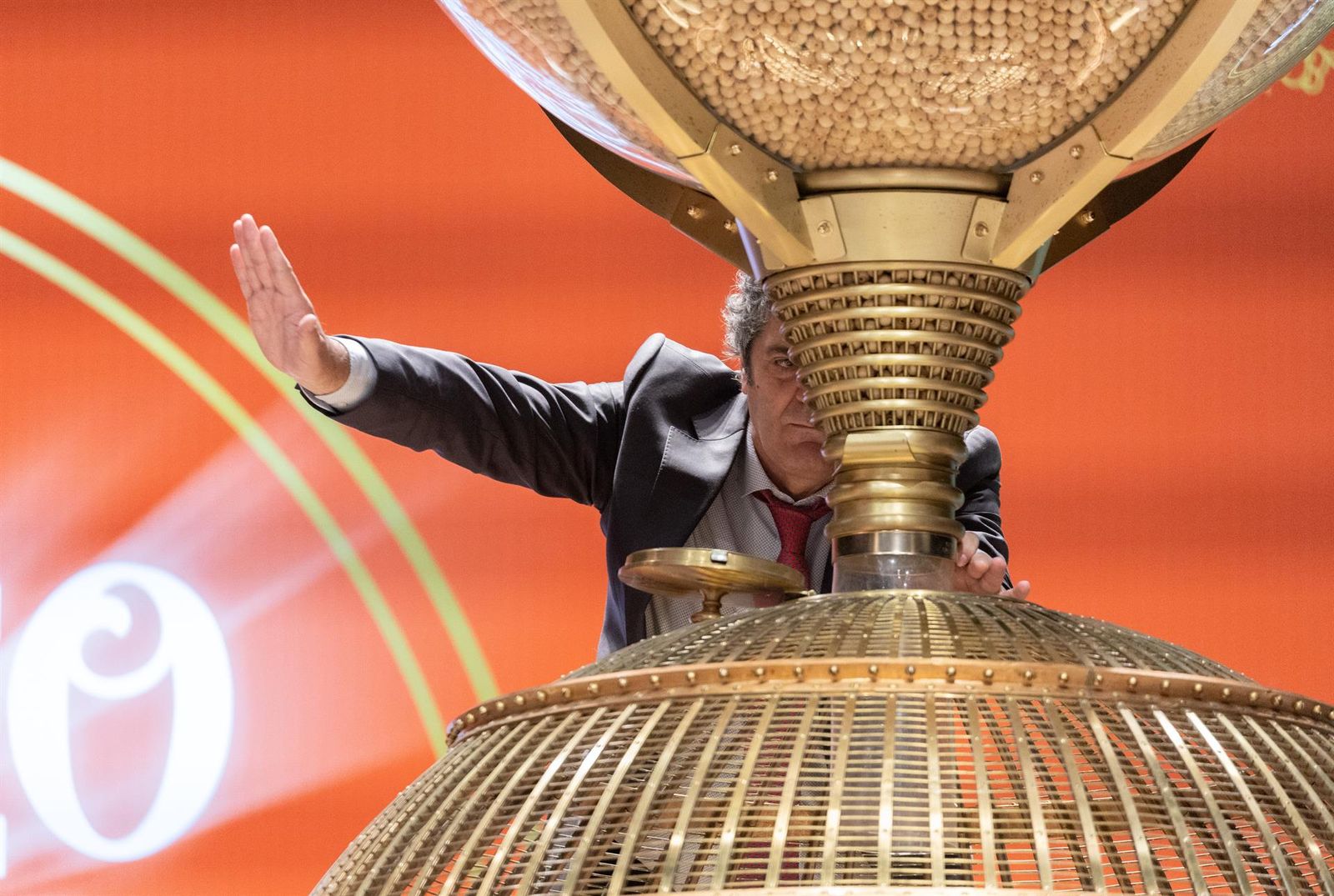 Un hombre prepara los bombos para dar comienzo al Sorteo Extraordinario de la Lotería de Navidad