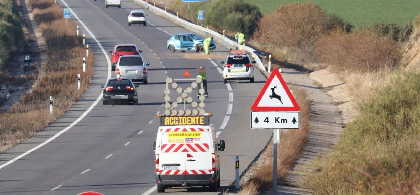 Un vehículo se sale de la A-66 a su paso por Buenavista y dificulta el paso por un carril