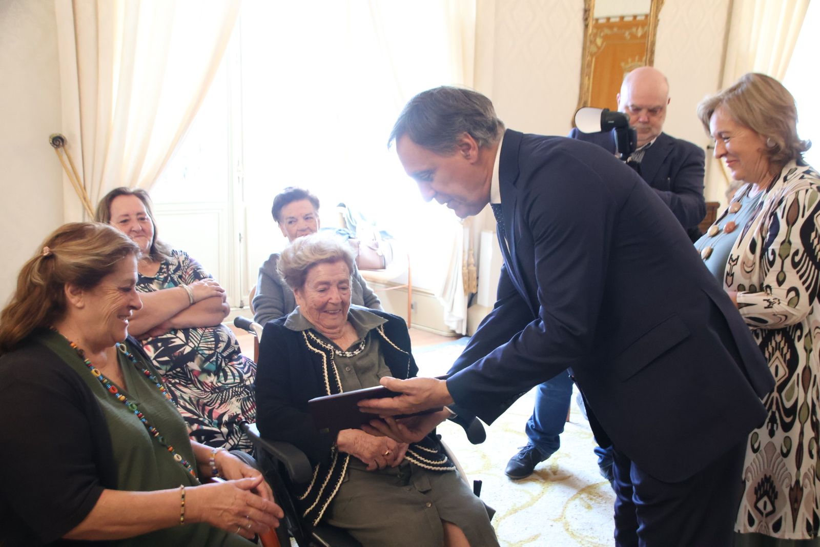 El alcalde de Salamanca, Carlos García Carbayo, preside el homenaje a personas centenarias de la ciudad