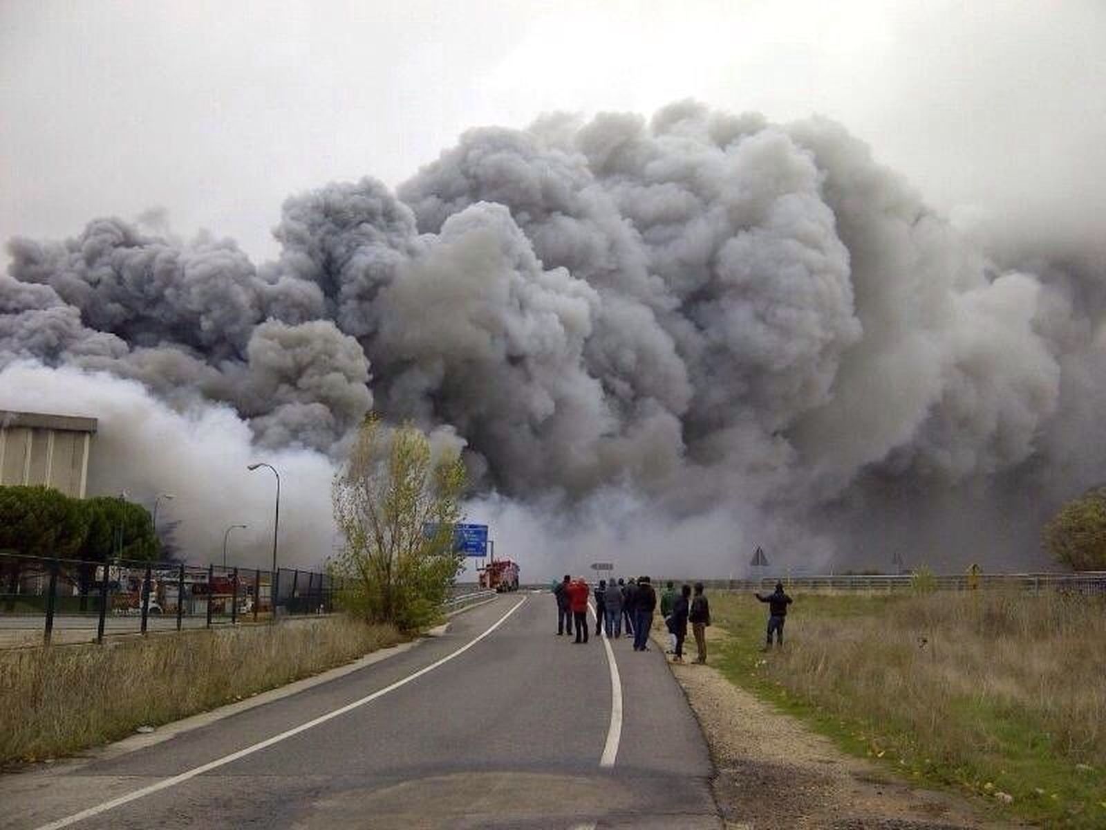Un devastador incendio envuelve en llamas a la fábrica de Campofrío
