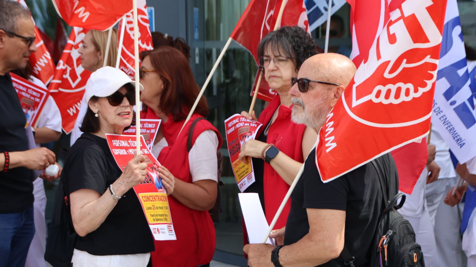 Concentración de los técnicos medios y superiores a las puertas del Hospital de Salamanca