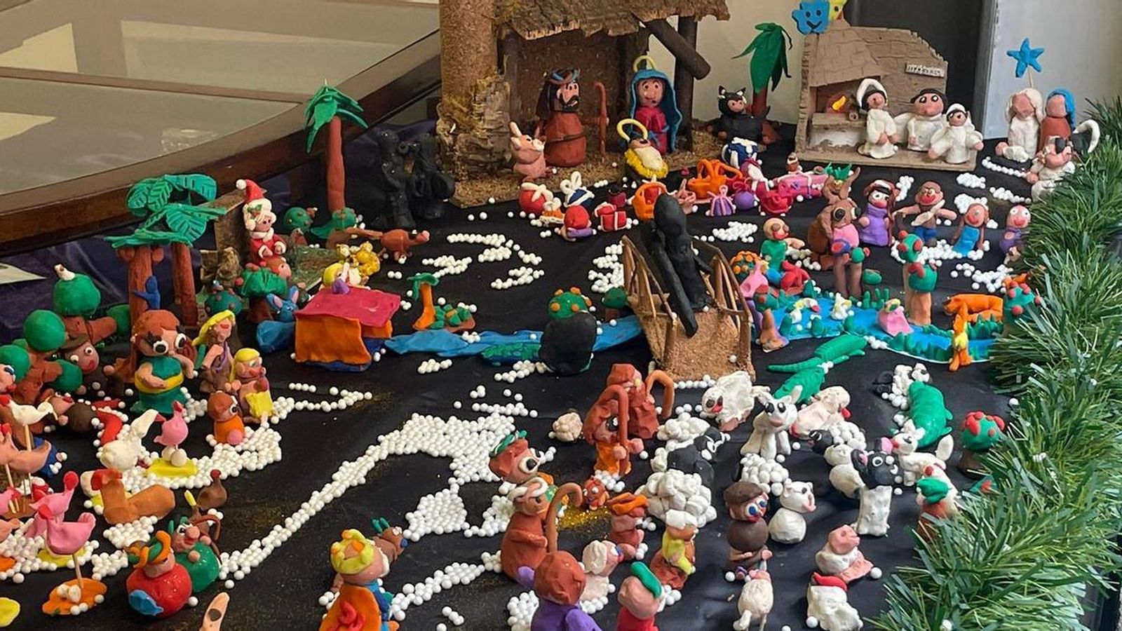 La Cofradía de Jesús Nazareno Vulgo Congregación organiza un año más sus talleres infantiles para realizar el Belén de plastilina con niños y niñas cofrades.