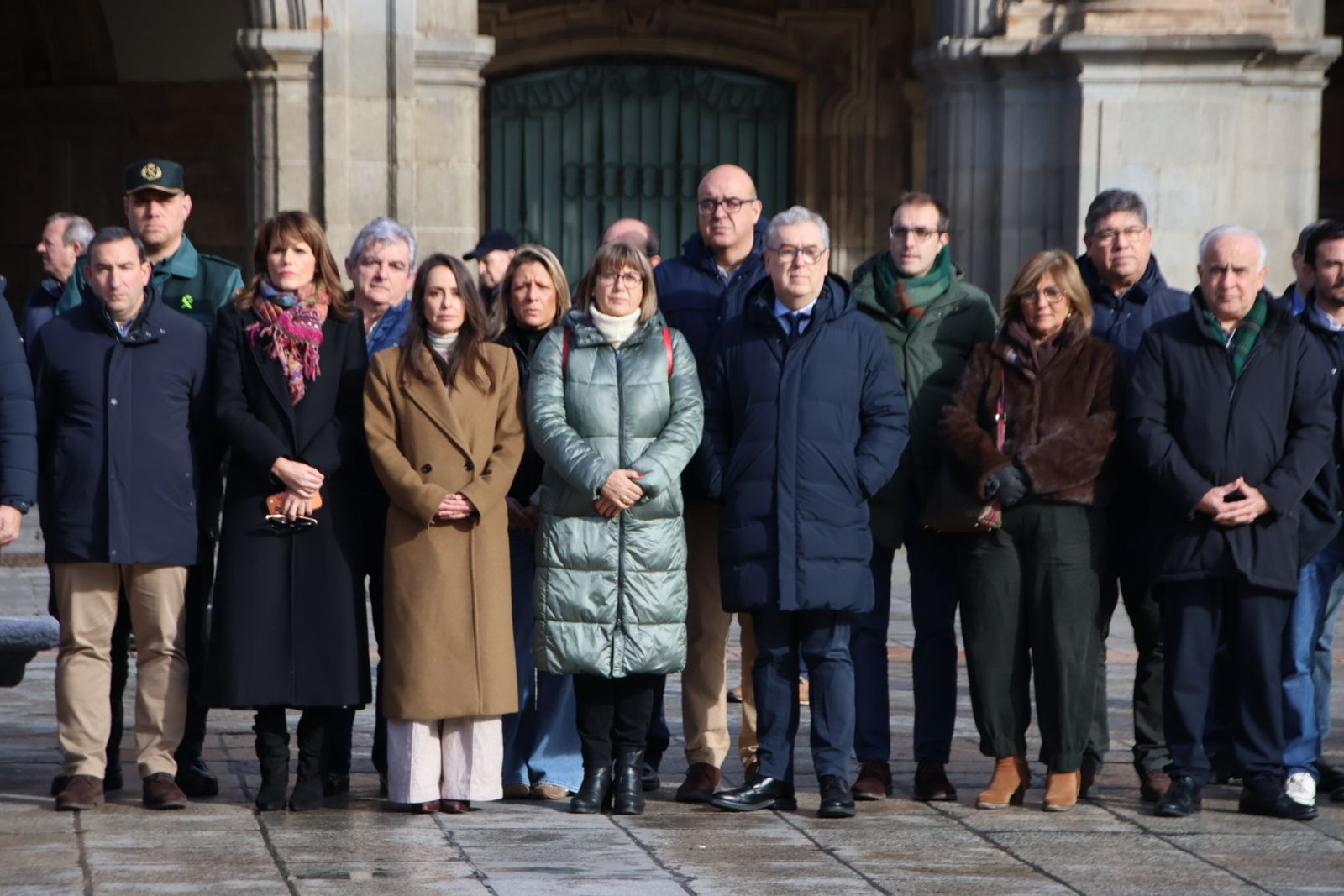 La Corporación municipal guarda un minuto de silencio por las víctimas del accidente ferroviario en la localidad cordobesa de Adamuz