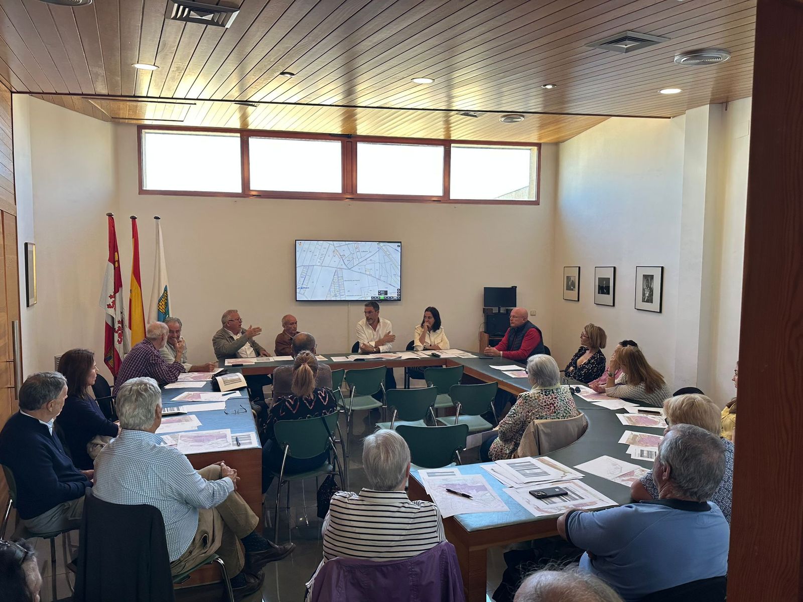 Reunión propietarios terrenos villamayor