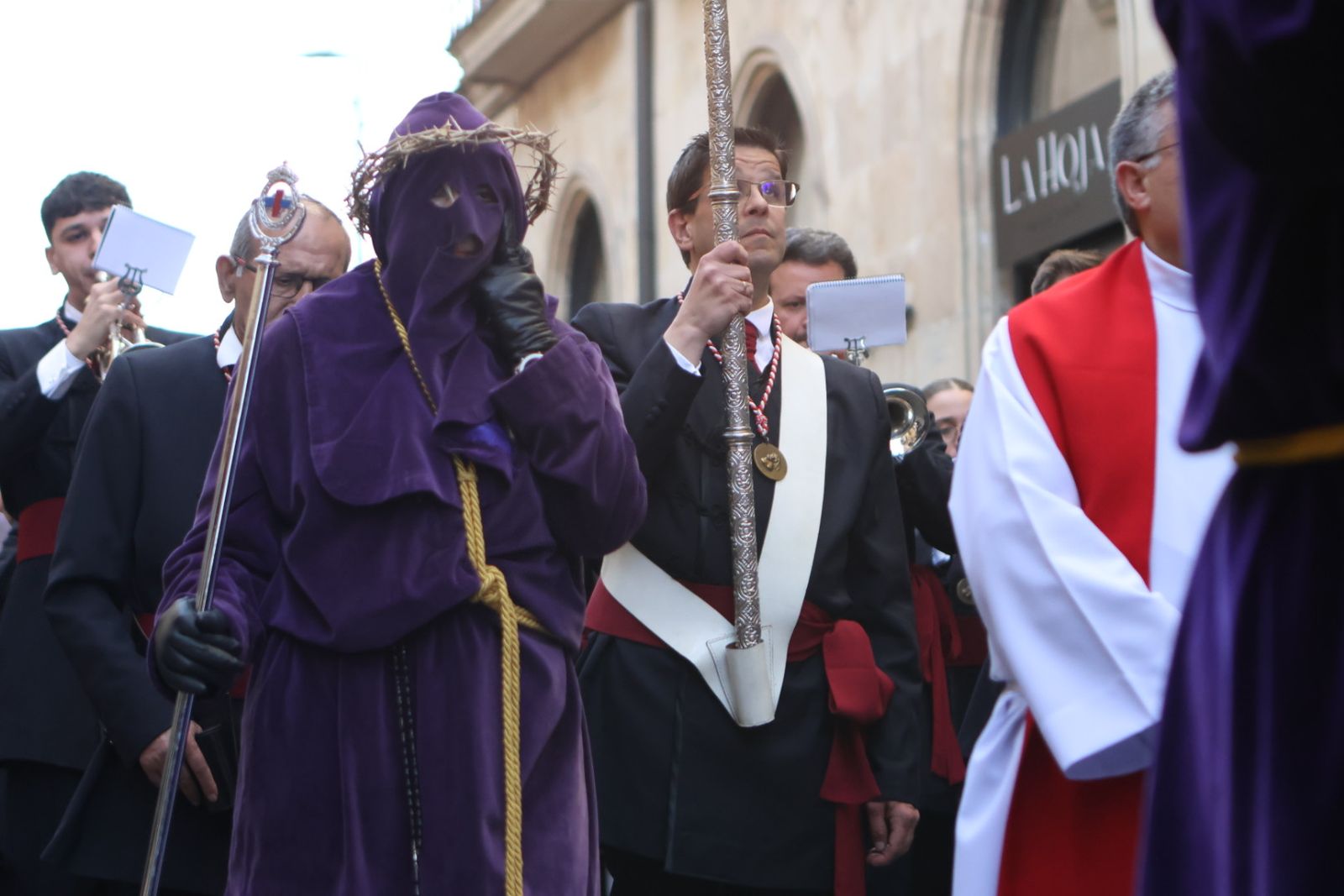 Jesús Rescatado procesiona en Salamanca con su nueva túnica y la atenta mirada de cientos de fieles