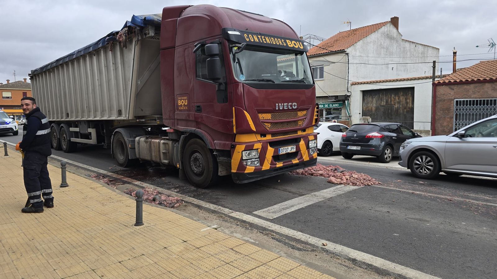 Un camión pierde parte de su carga en Aldeatejada