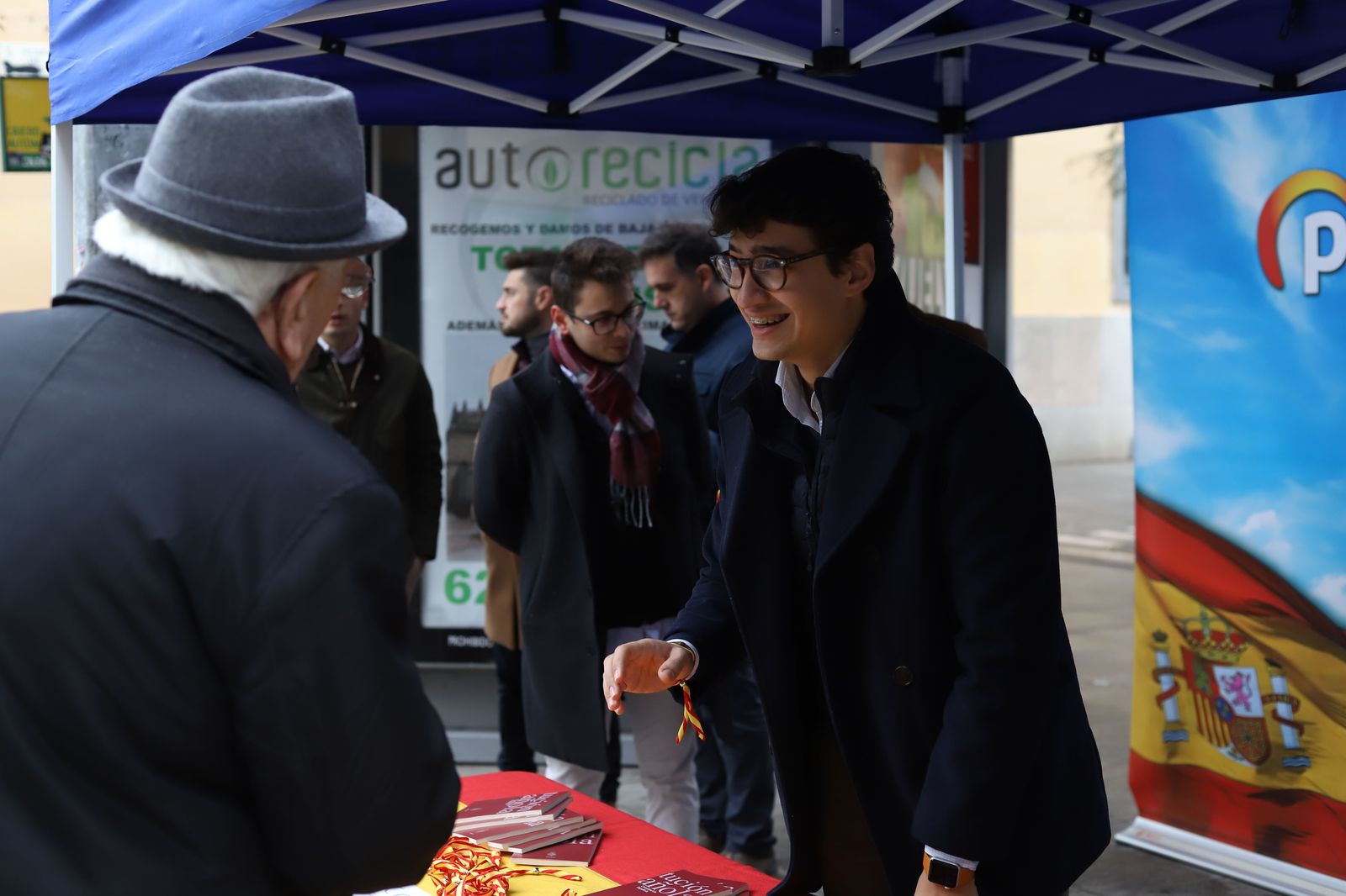 nn-gg-reparte-ejemplares-de-la-constitucion-y-pulseras-de-la-bandera-de-espana-en-zamora-3