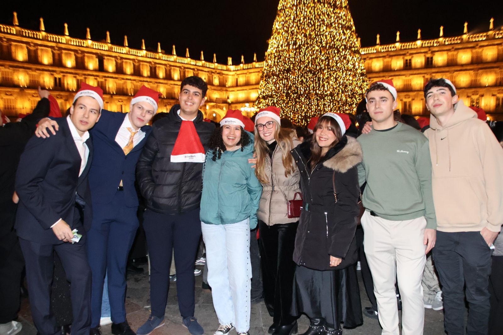Miles de personas disfrutan de las campanadas y la fiesta del Fin de Año Universitario