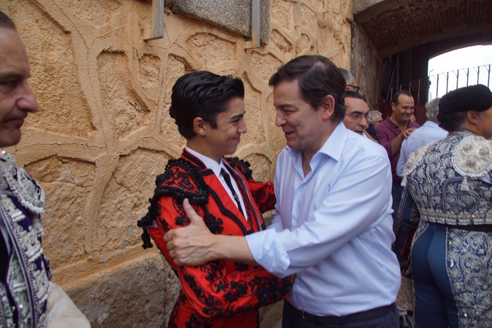 Gran ambiente en La Glorieta para la tarde de toros de Morante de la Puebla, Ismael Martín y Marco Pérez