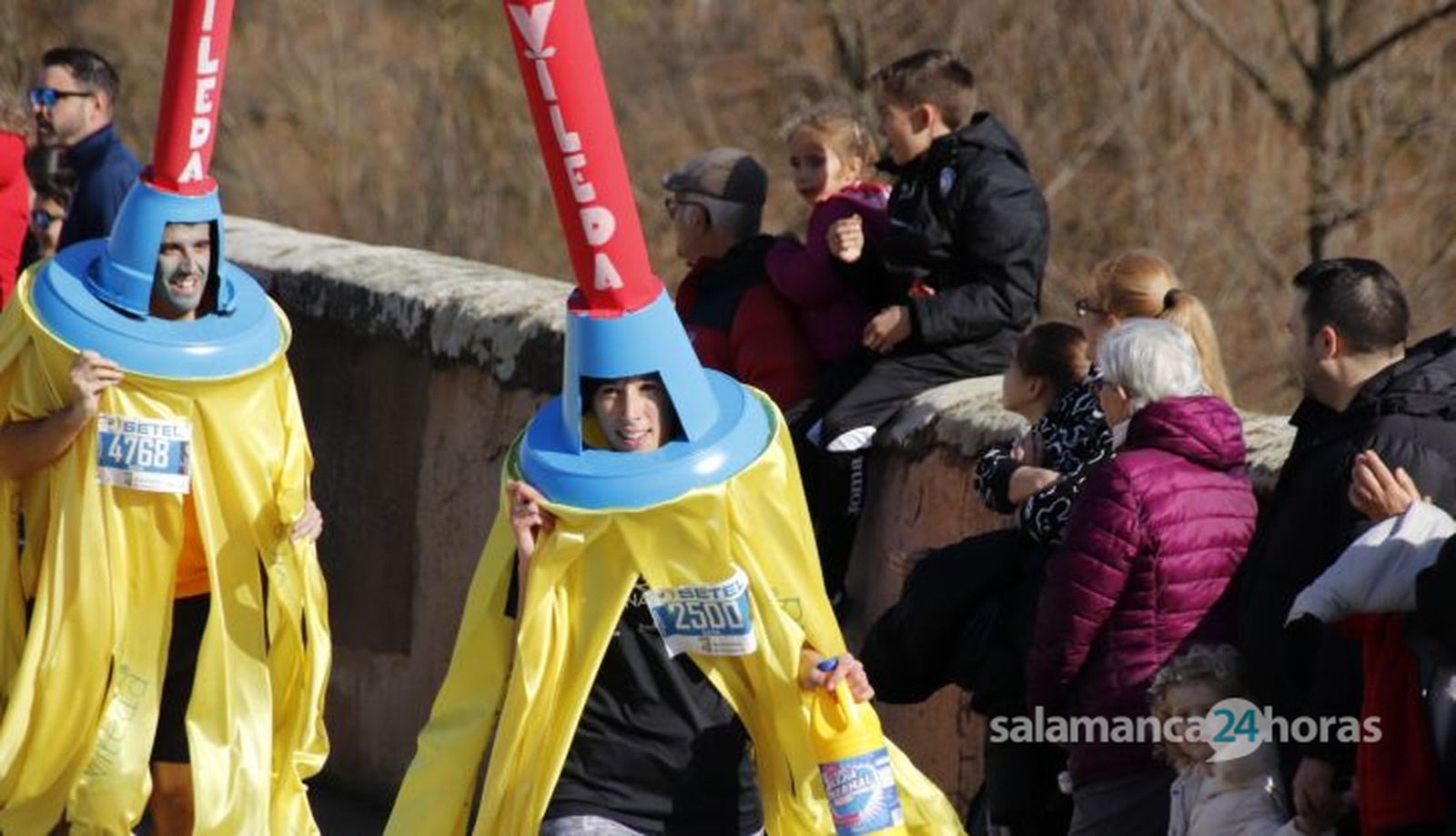 Un grupo de participantes disfrazados de fregones Vileda en la XXXVIII San Silvestre Salmantina | FOTO SALAMANCA24HORAS.COM