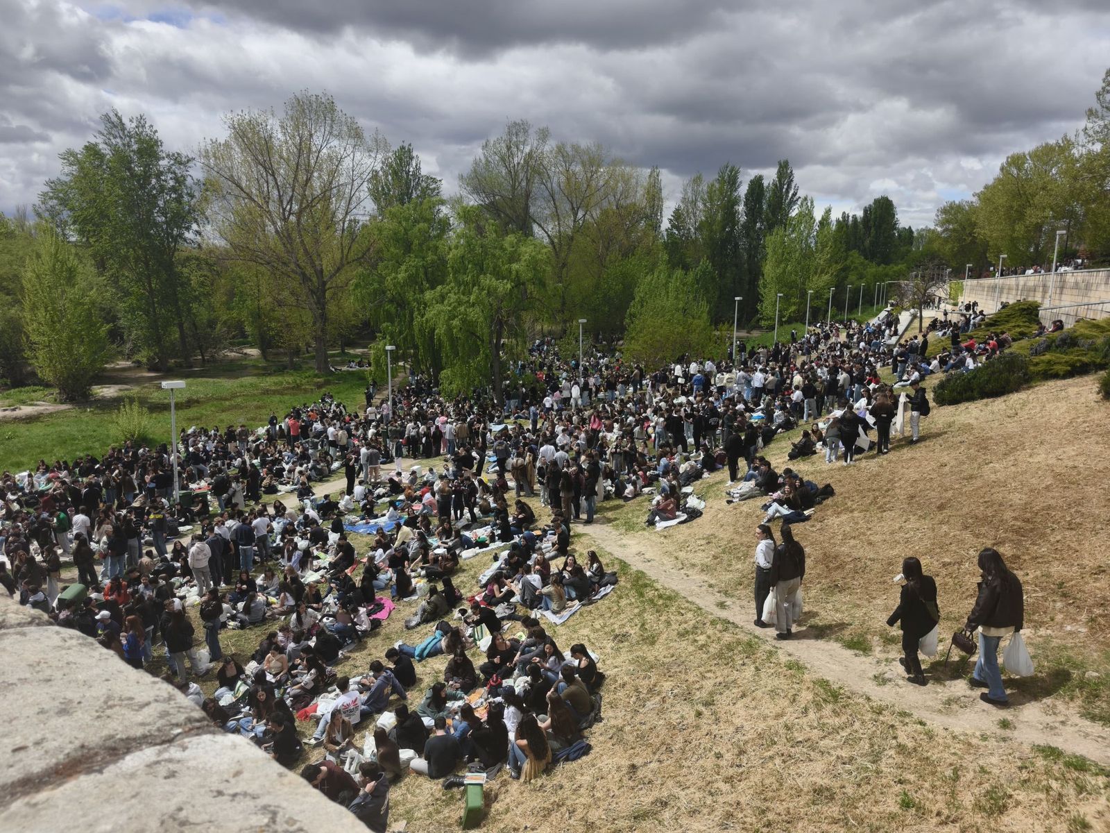 Un multitudinario Lunes de Aguas en Salamanca llena la ribera del Tormes