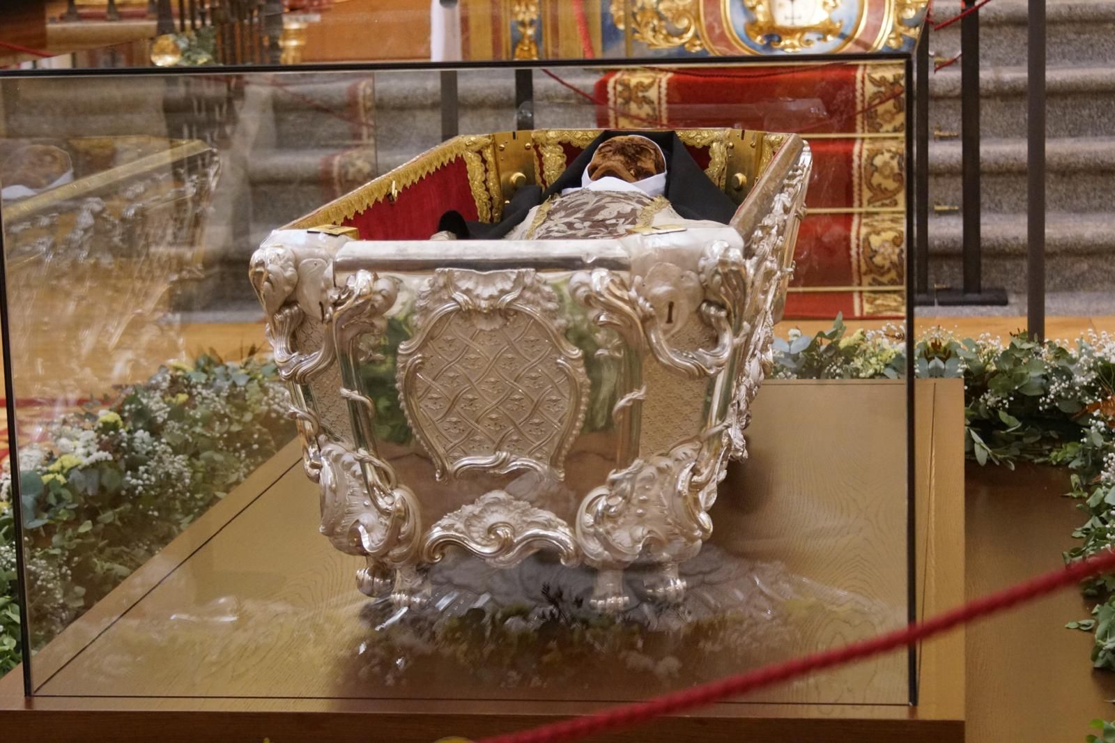 apertura-de-la-basilica-de-la-anunciacion-para-venerar-el-cuerpo-de-santa-teresa-en-alba-de-tormes-fotos-juanes-13