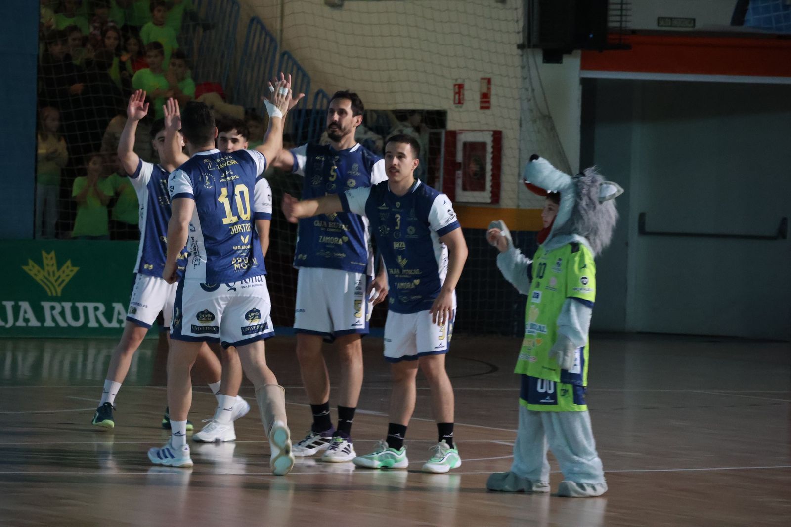 GALERÍA | El BM Zamora se juega consolidar el liderazgo frente a los asturianos del Auto-Center Principado Vetusta