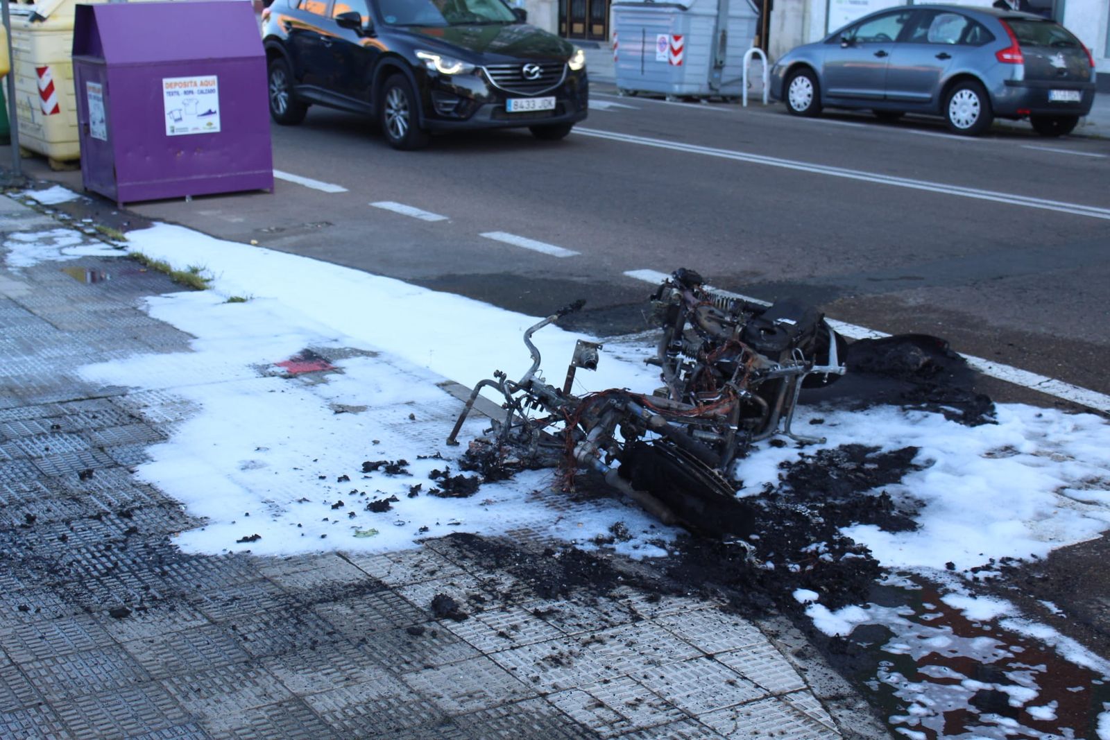 una-moto-se-incendia-en-la-avenida-hilario-goyenechea-foto-carlos-h-4