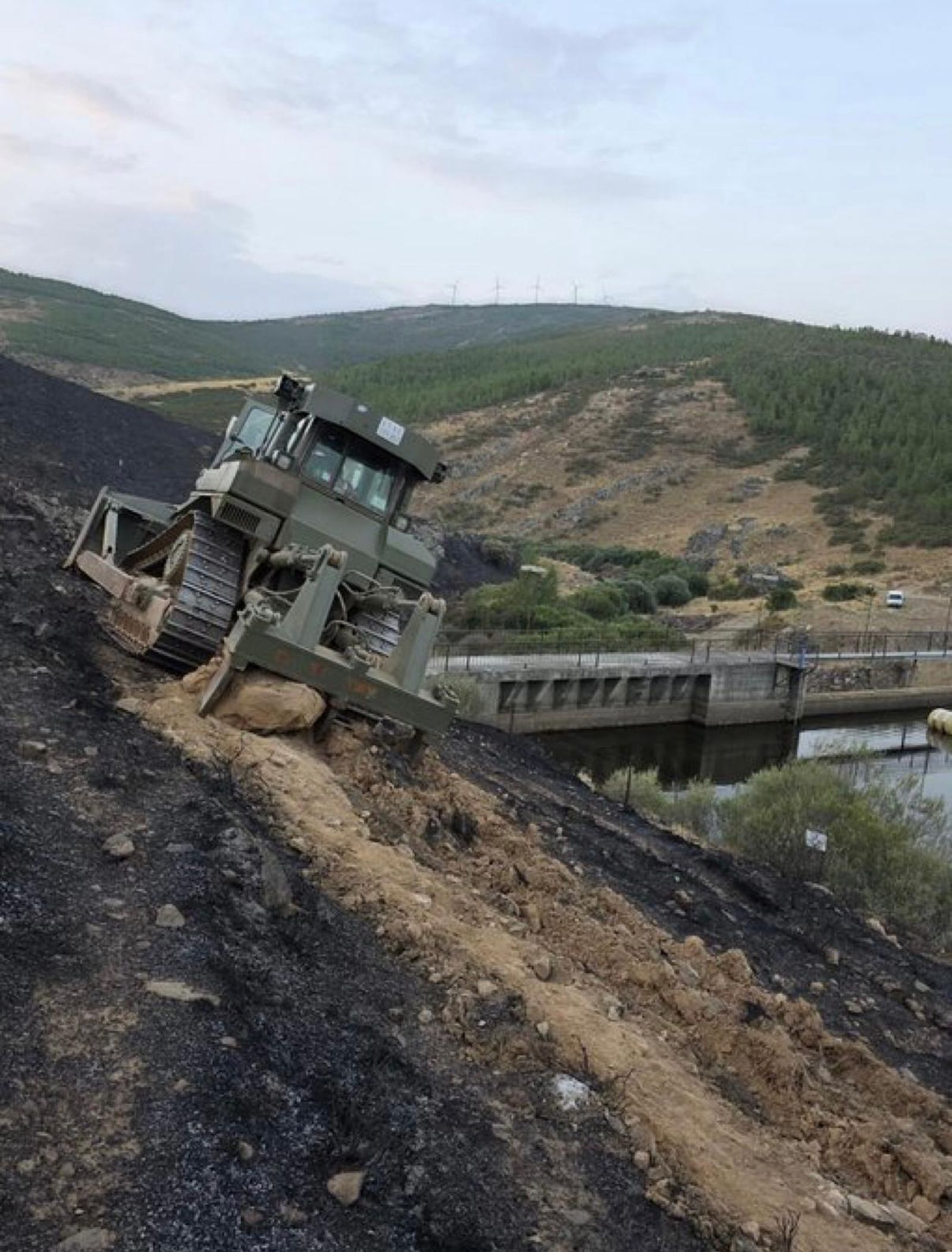Maquinaria pesada del REI 11 desplegada para labores de refuerzo en los incendios