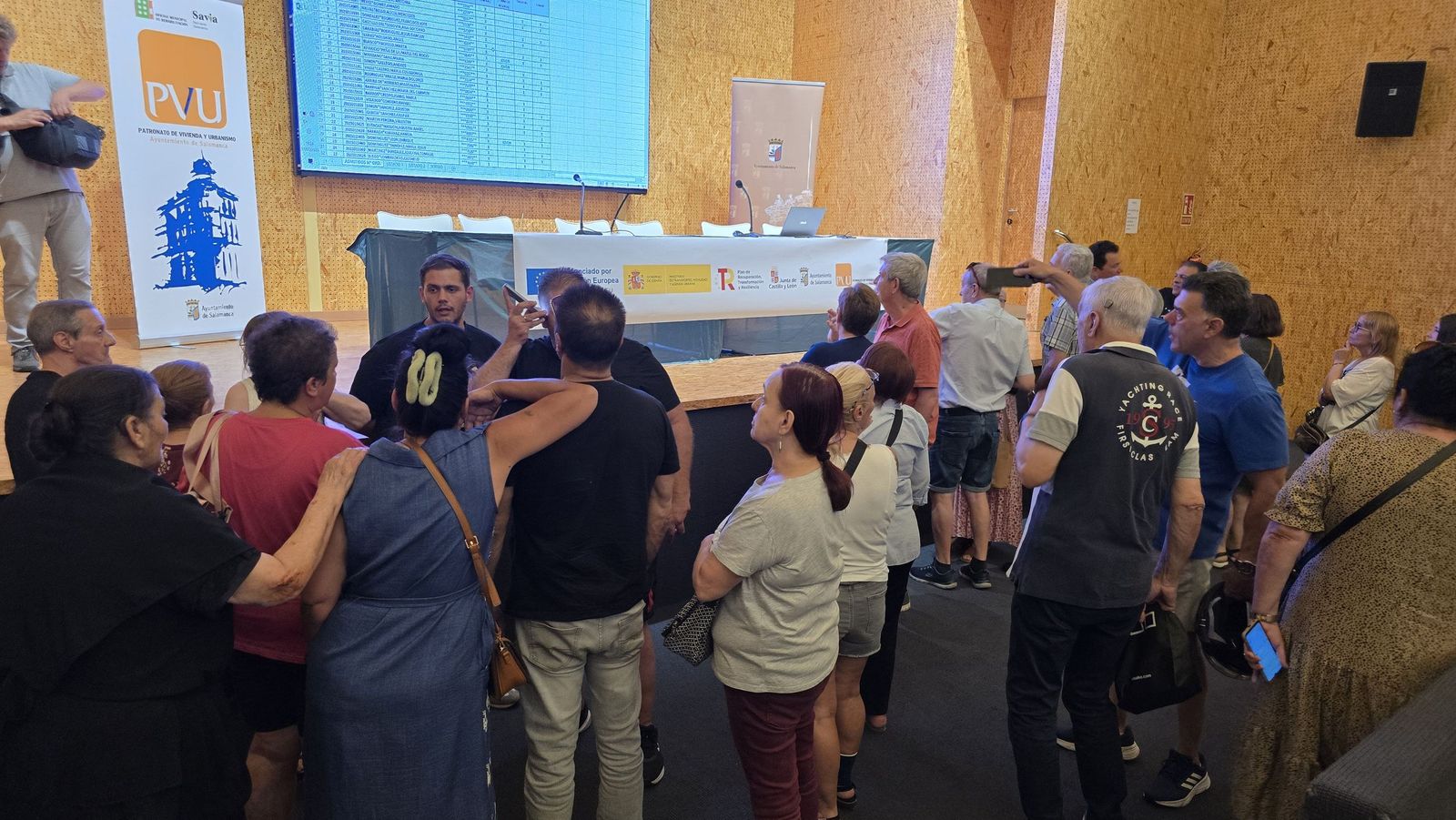 El concejal de Fomento, Fernando Carabias, preside el sorteo de la nueva promoción de vivienda pública de alquiler en el barrio de Capuchinos