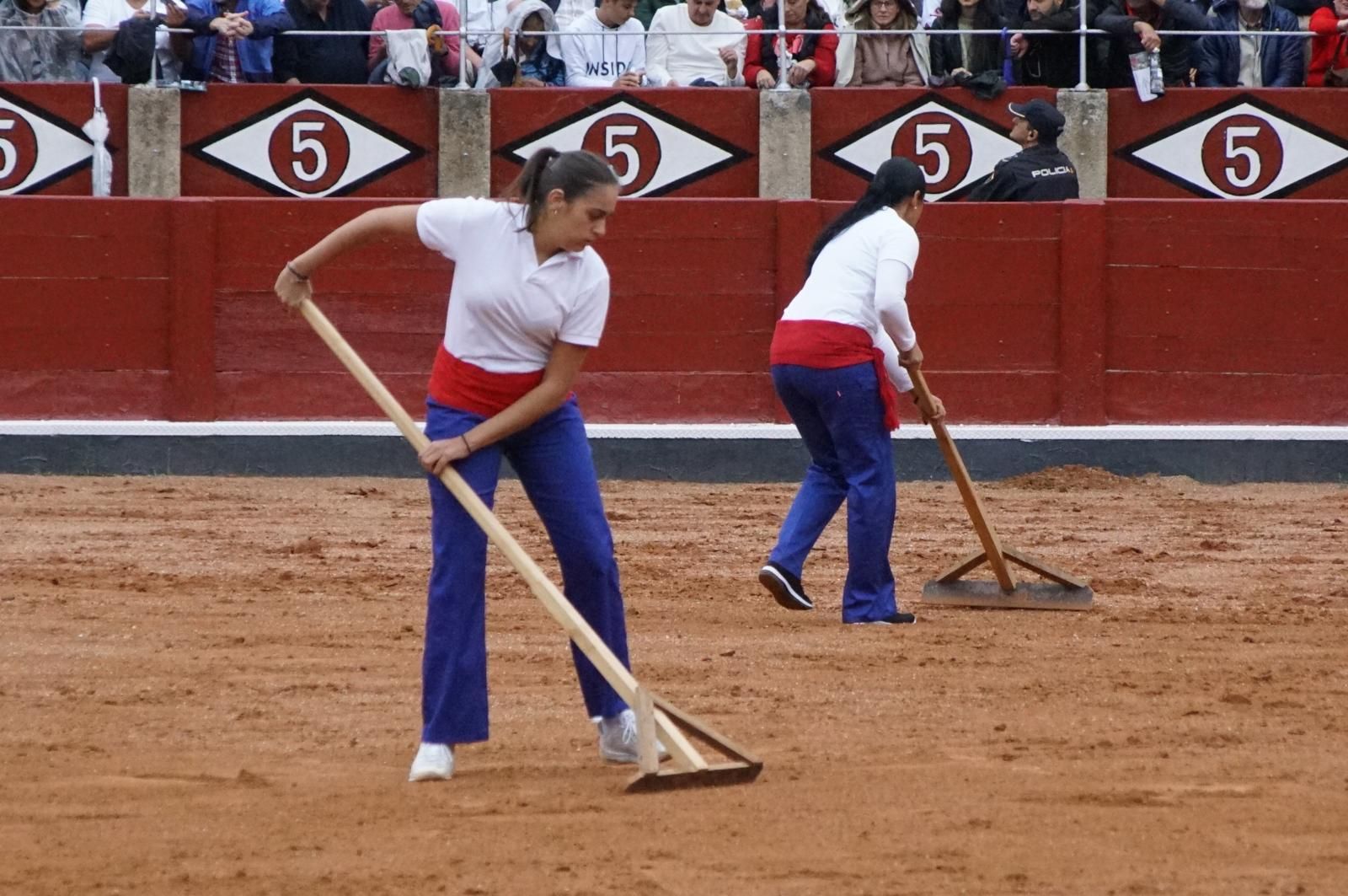 ambiente-en-el-patio-de-cuadrillas-de-la-glorieta-para-ver-a-sergio-galan-diego-ventura-y-guillermo-hermoso-de-mendoza-21-de-septiembre-de-2024-fotos-juanes-78
