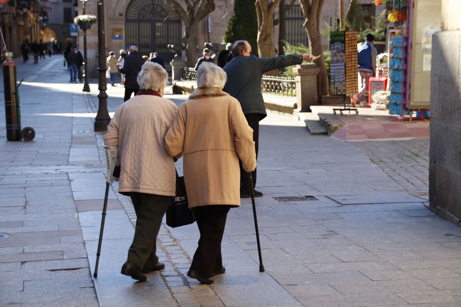Gente por las calles de Salamanca, ancianos