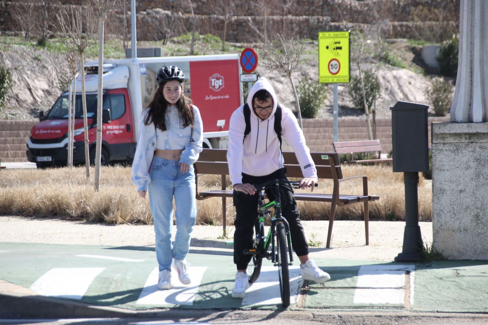 Gente paseando con la bici por Salamanca