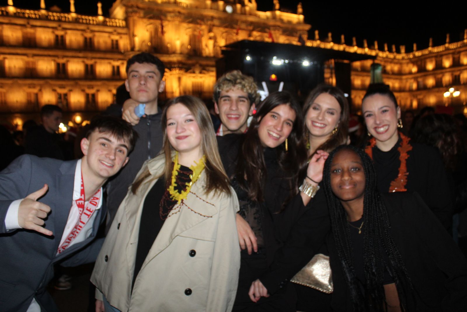 Miles de personas disfrutan de las campanadas y la fiesta del Fin de Año Universitario