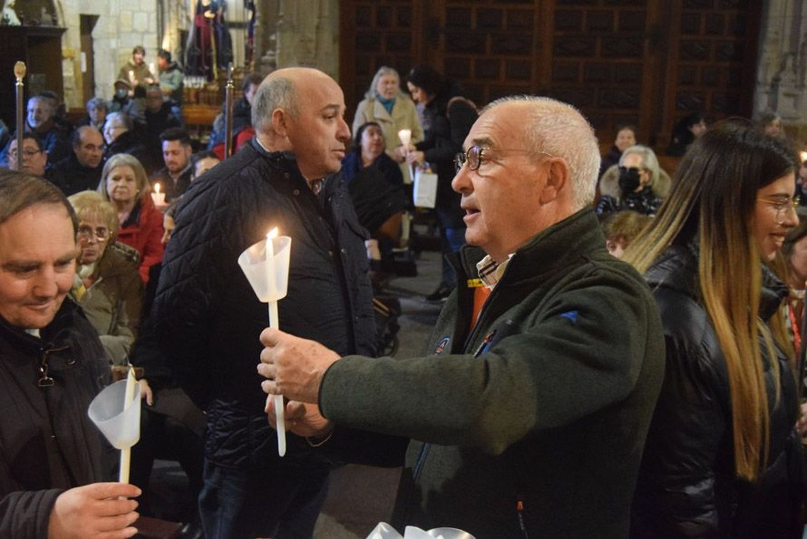 las-candelas-vuelven-a-unir-la-iglesia-de-san-juan-con-la-de-san-vicente-6
