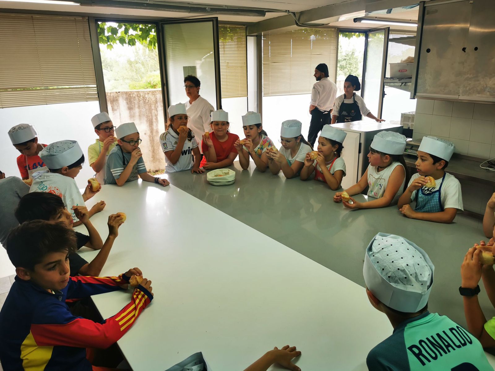 Alumnos de 3º y 4º de primaria de Santa Marta colaboran con la Escuela de Hostelería en las elaboraciones y servicio del comedor social