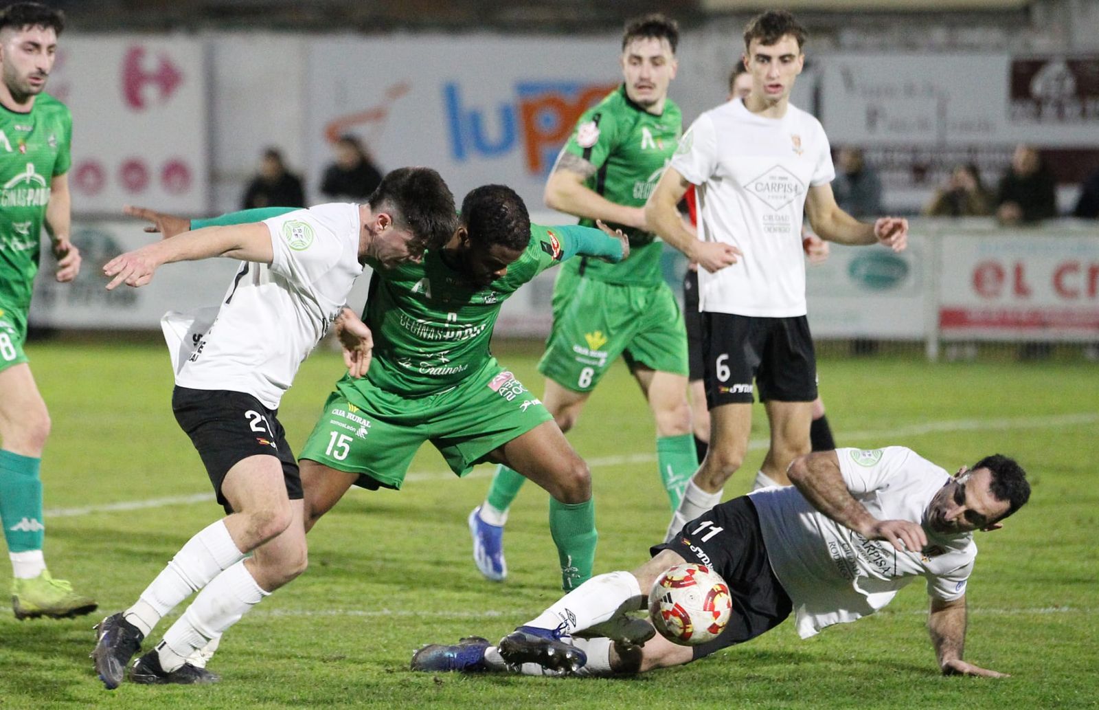 Alberto García pugna por un balón desde el suelo ante el Atlético Astorga Alberto García pugna por un balón desde el suelo ante el Atlético Astorga