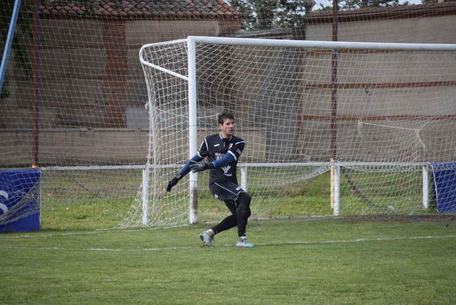 Miguel del Río realiza un saque de portería en el CD Villaralbo - CD Colegio Diocesanos.