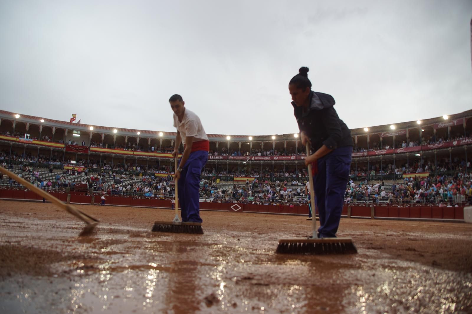 Expectación por ver los caballos de rejoneo en La Glorieta: imágenes del ambiente en los tendidos y en el patio de cuadrillas