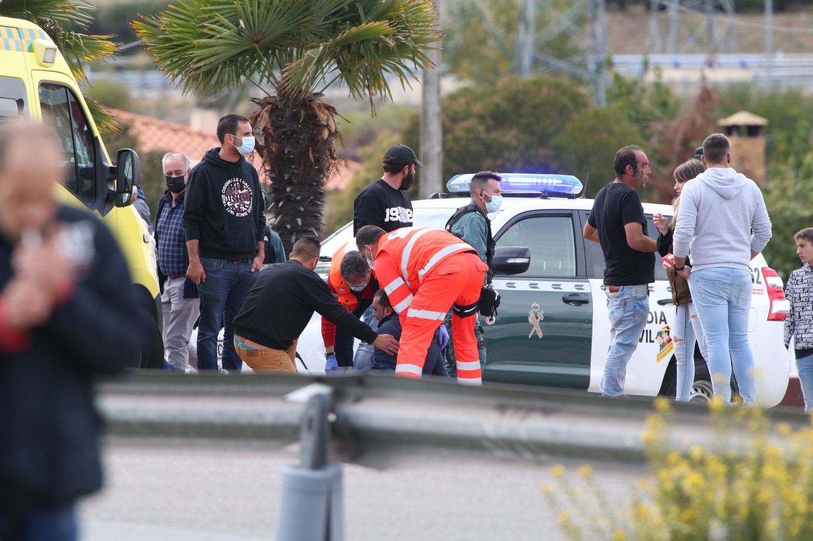Los servicios sanitarios atienden a la persona herida en la pelea / FOTO SALAMANCA24HORAS.COM