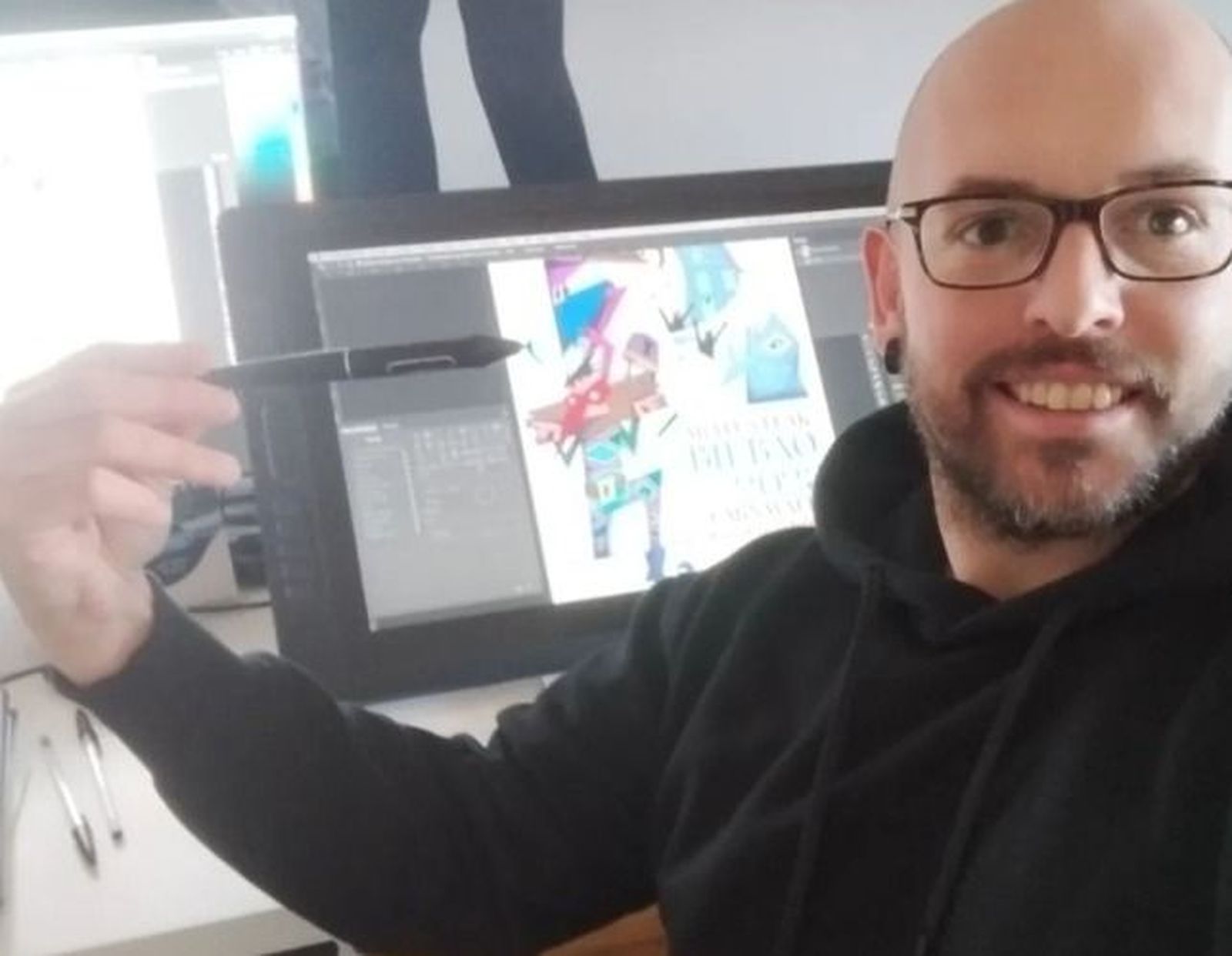 Imagen del artista zamorano durante la creación de uno de sus diseños