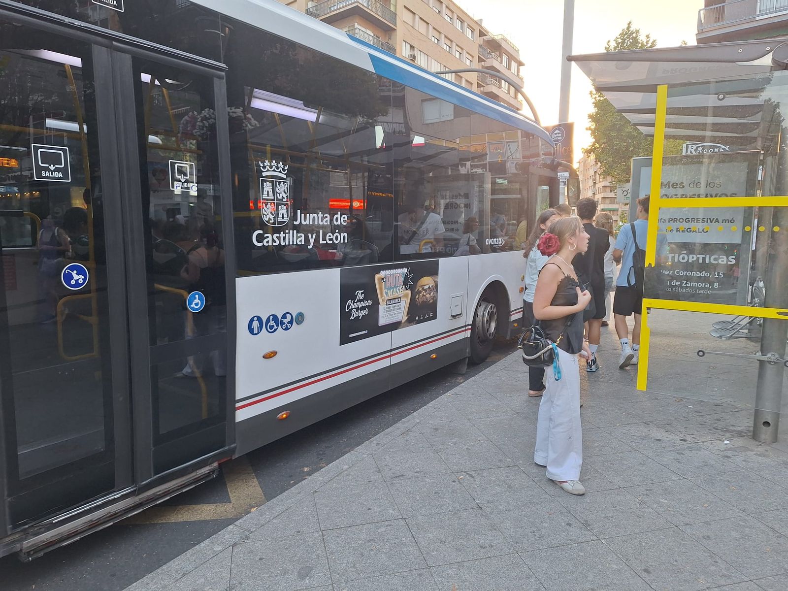 Autobús Avanza en la parada