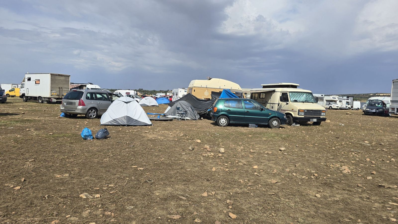 Últimas personas en abandonar la rave junto al embalse de Santa Teresa