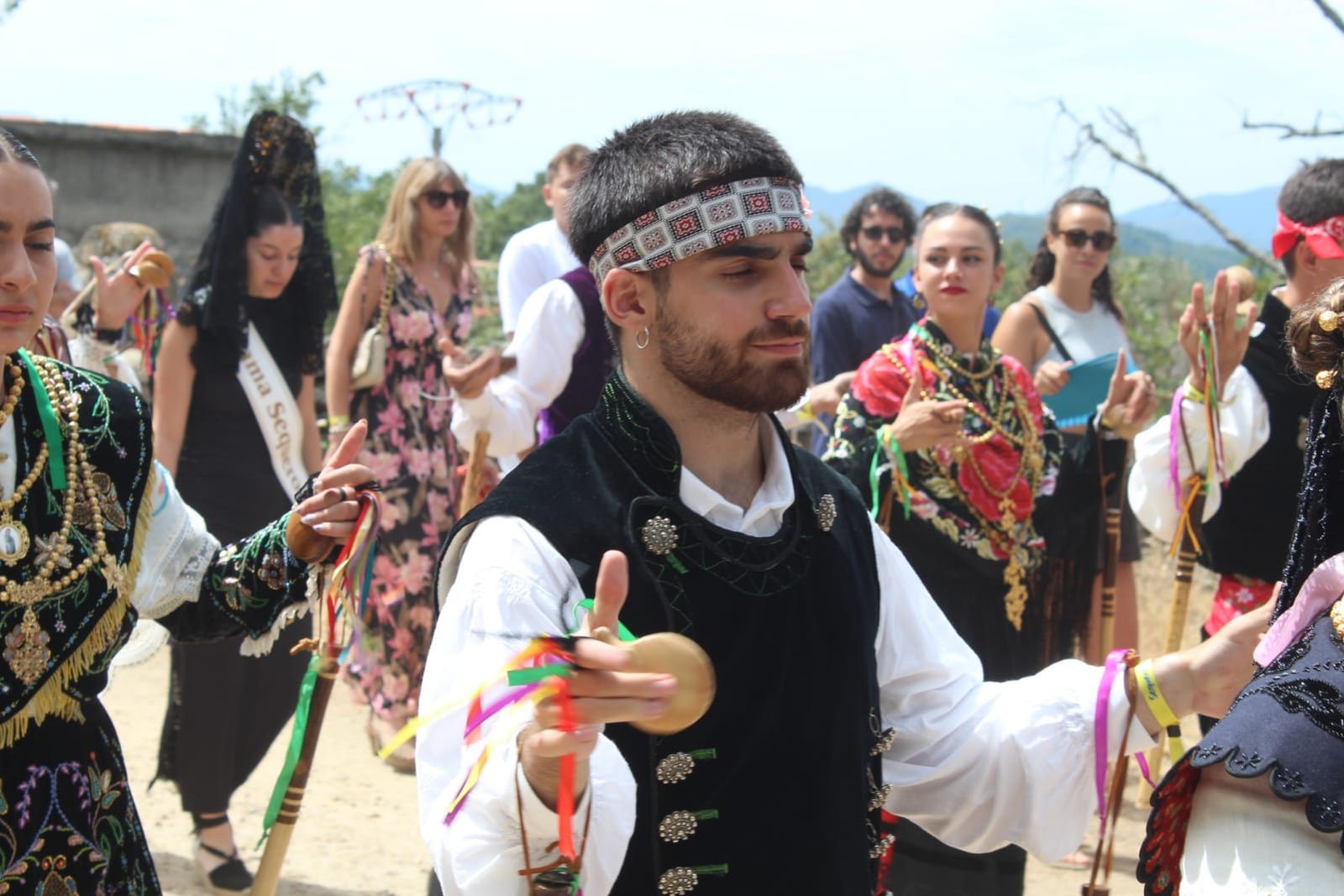 solemne-misa-en-la-iglesia-del-robledo-de-sequeros-procesion-y-ofertorio-17