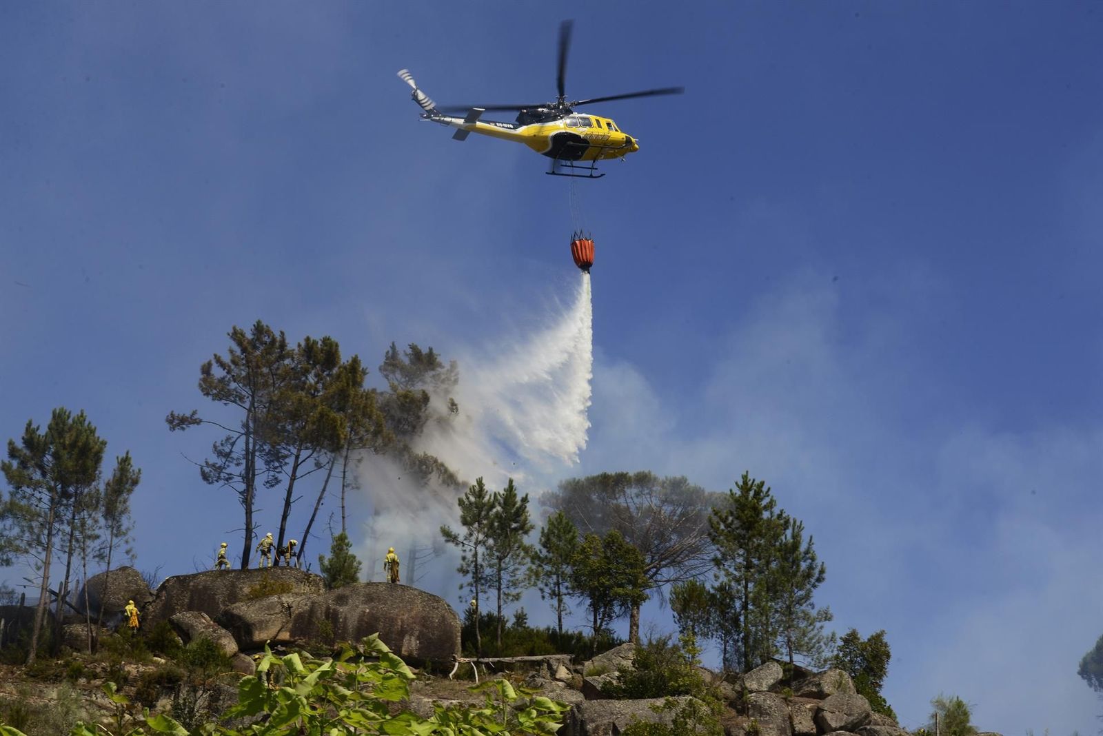 Archivo |  Un helicóptero arroja agua sobre un incendio forestal