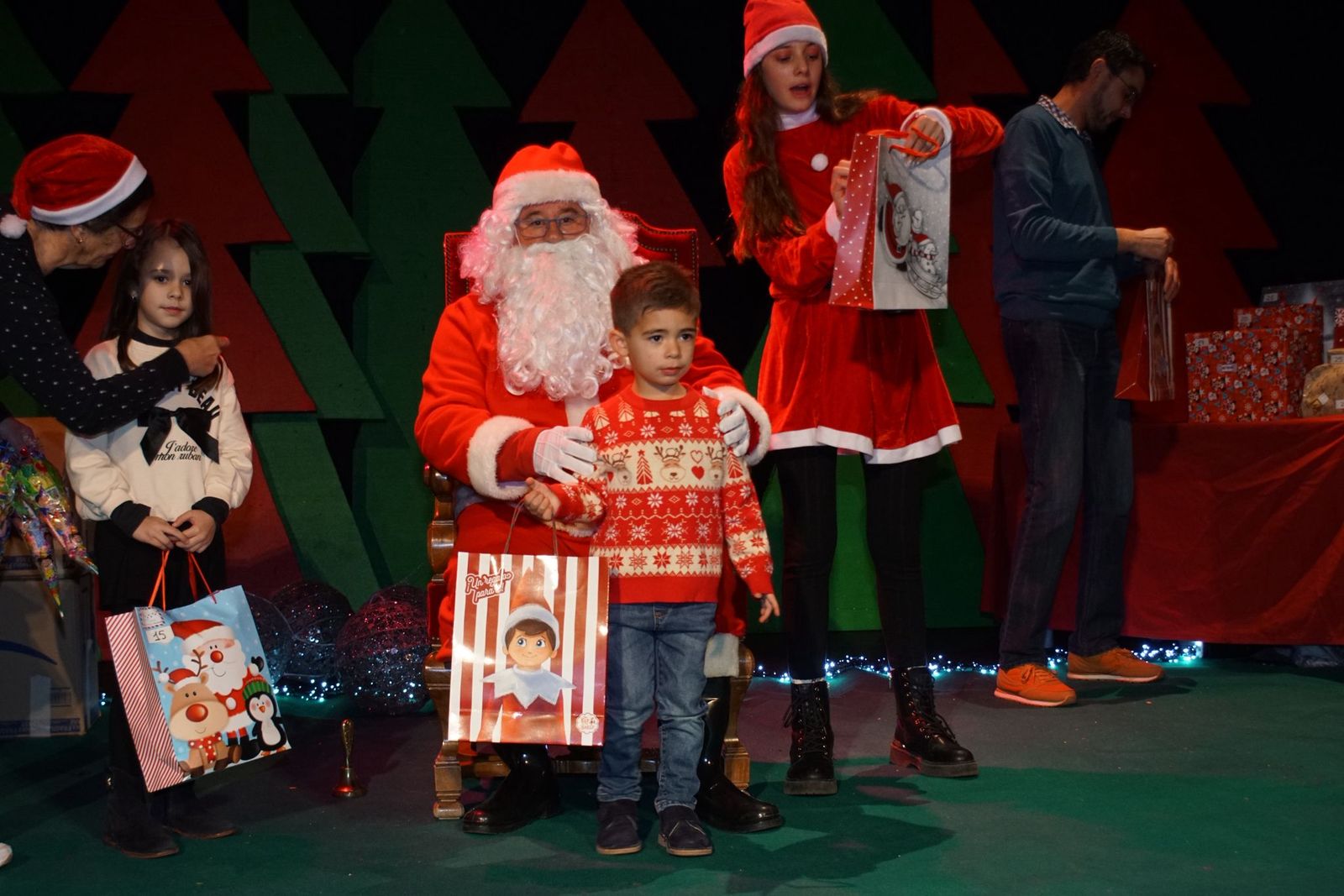 Papá Noel recorre las calles de Alba de Tormes y entrega regalos a los niños