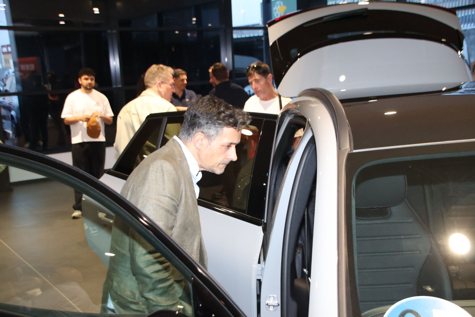 Presentación dos coches en la mercedes