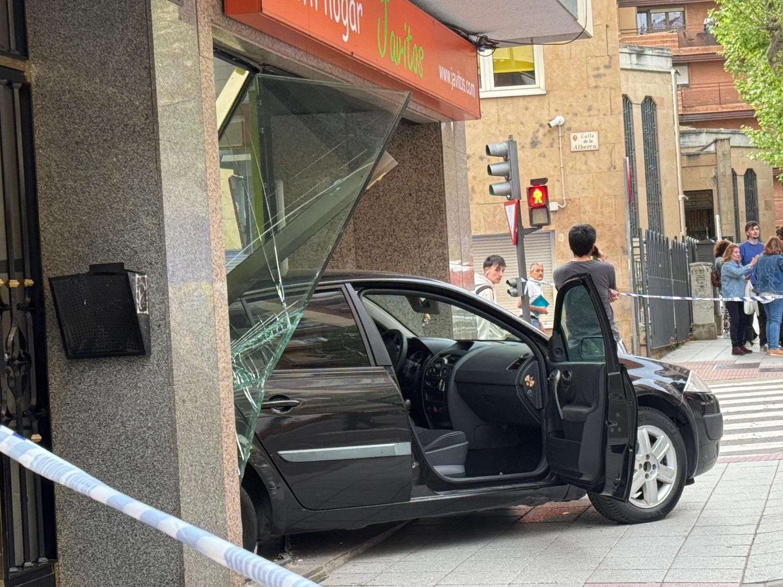 Un turismo choca contra un escaparate en la avenida de Villamayor