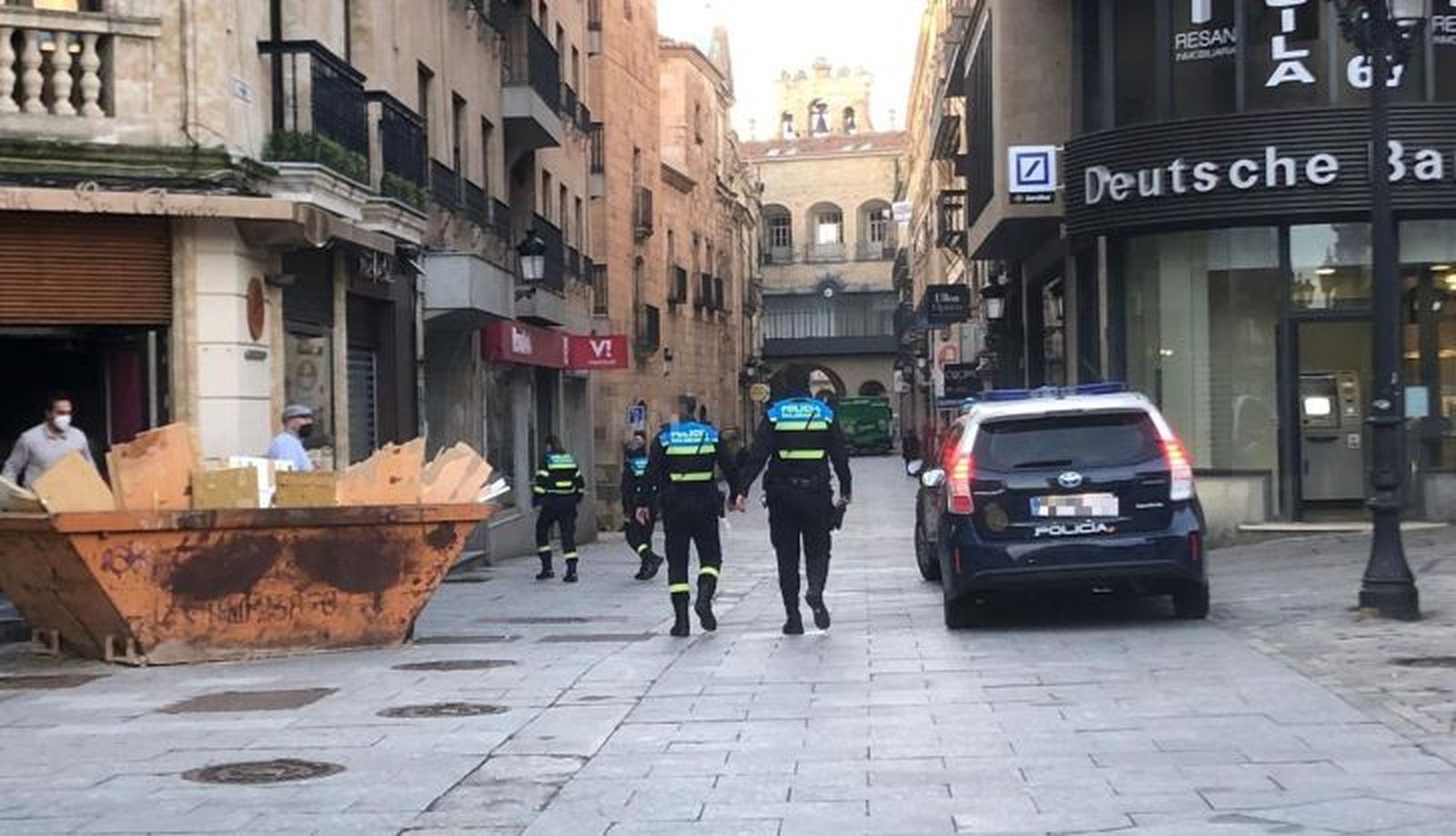 Los agentes de la Policía Local entran al portal donde estaba teniendo lugar la fiesta