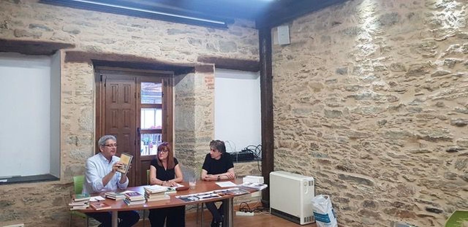 El pasado sábado, la “Sala de Las Mujeres” del Ayuntamiento de Puebla de Sanabria acogió la presentación del libro "El Llumbreiru"