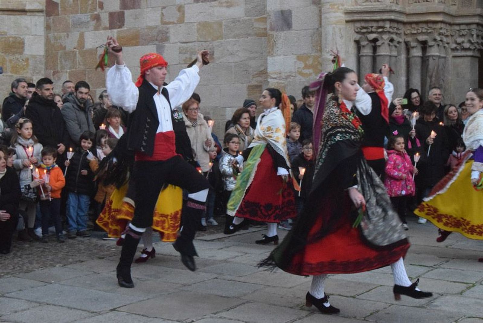 las-candelas-vuelven-a-unir-la-iglesia-de-san-juan-con-la-de-san-vicente-62