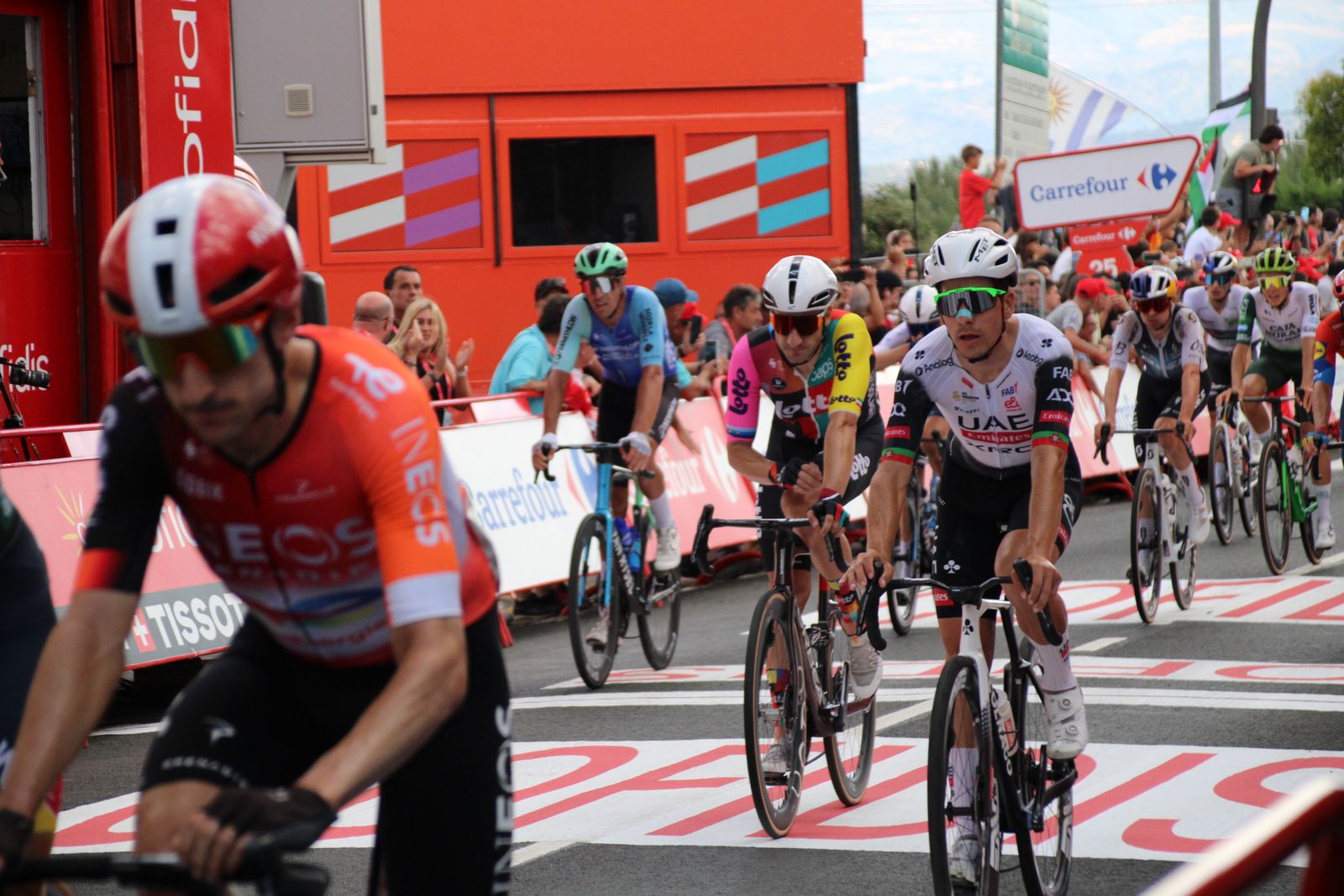 La Vuelta llega a Guijuelo y Philipsen se lleva el esprint